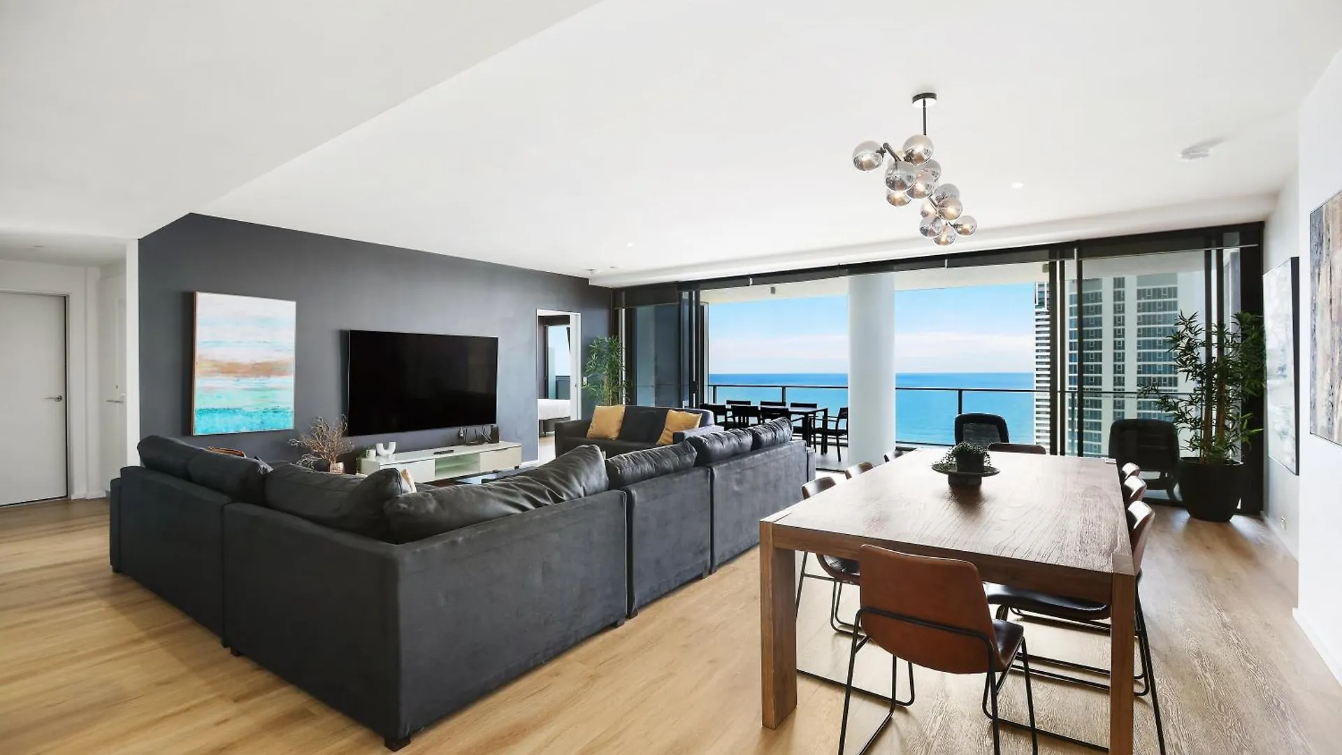 Circle On Cavil Subpenthouse 4Brm Lv52! Ocean View Apartment Gold Coast