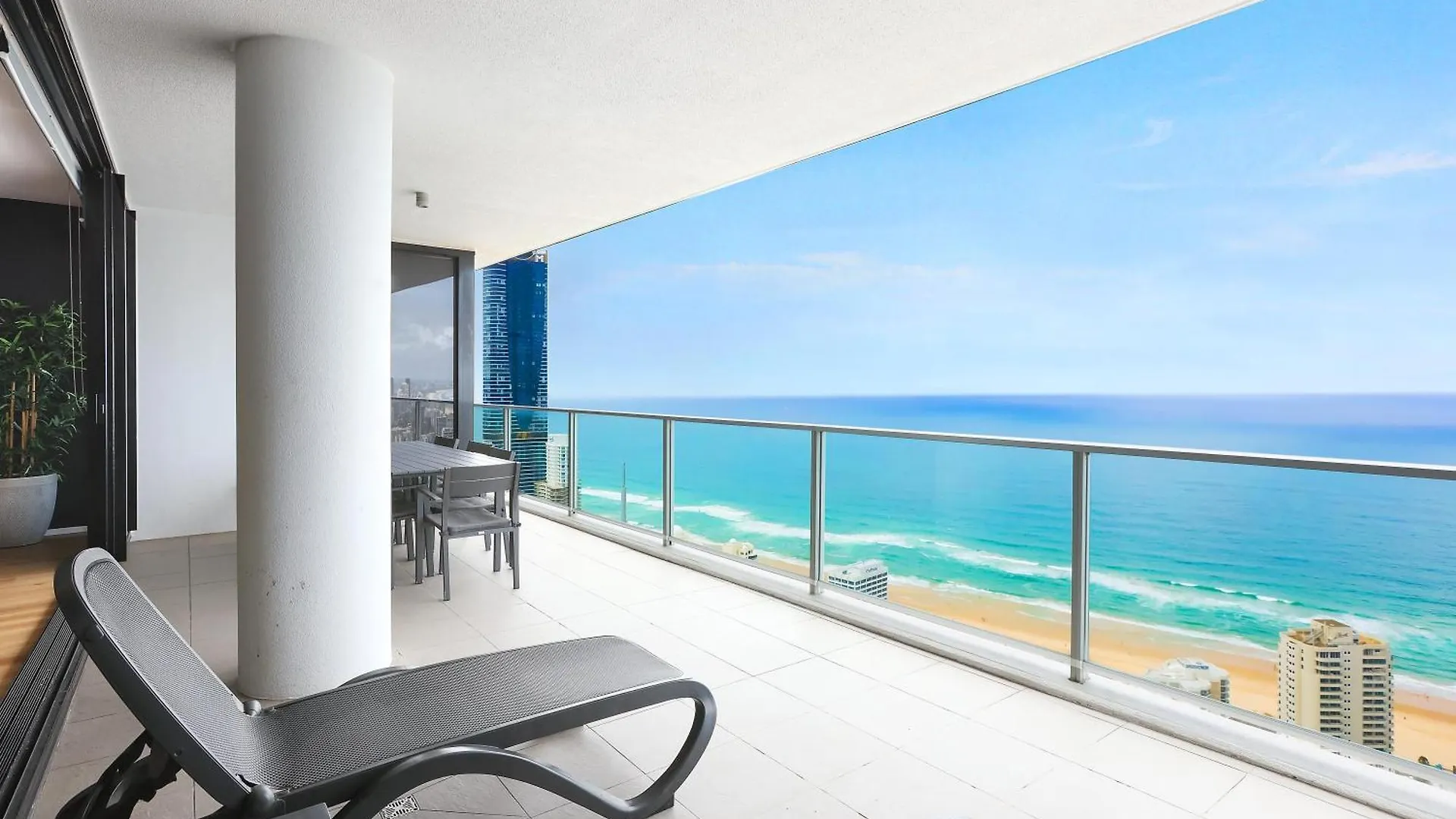 Circle On Cavil Subpenthouse 4Brm Lv52! Ocean View Apartment Gold Coast Australia