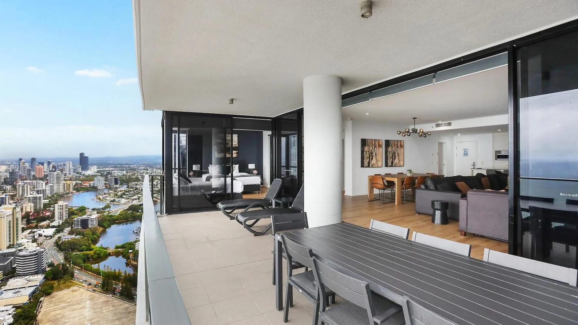 Circle On Cavil Subpenthouse 4Brm Lv52! Ocean View Apartment Gold Coast