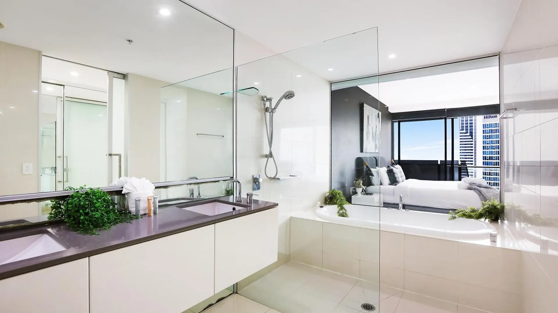 Circle On Cavil Subpenthouse 4Brm Lv52! Ocean View Apartment Gold Coast