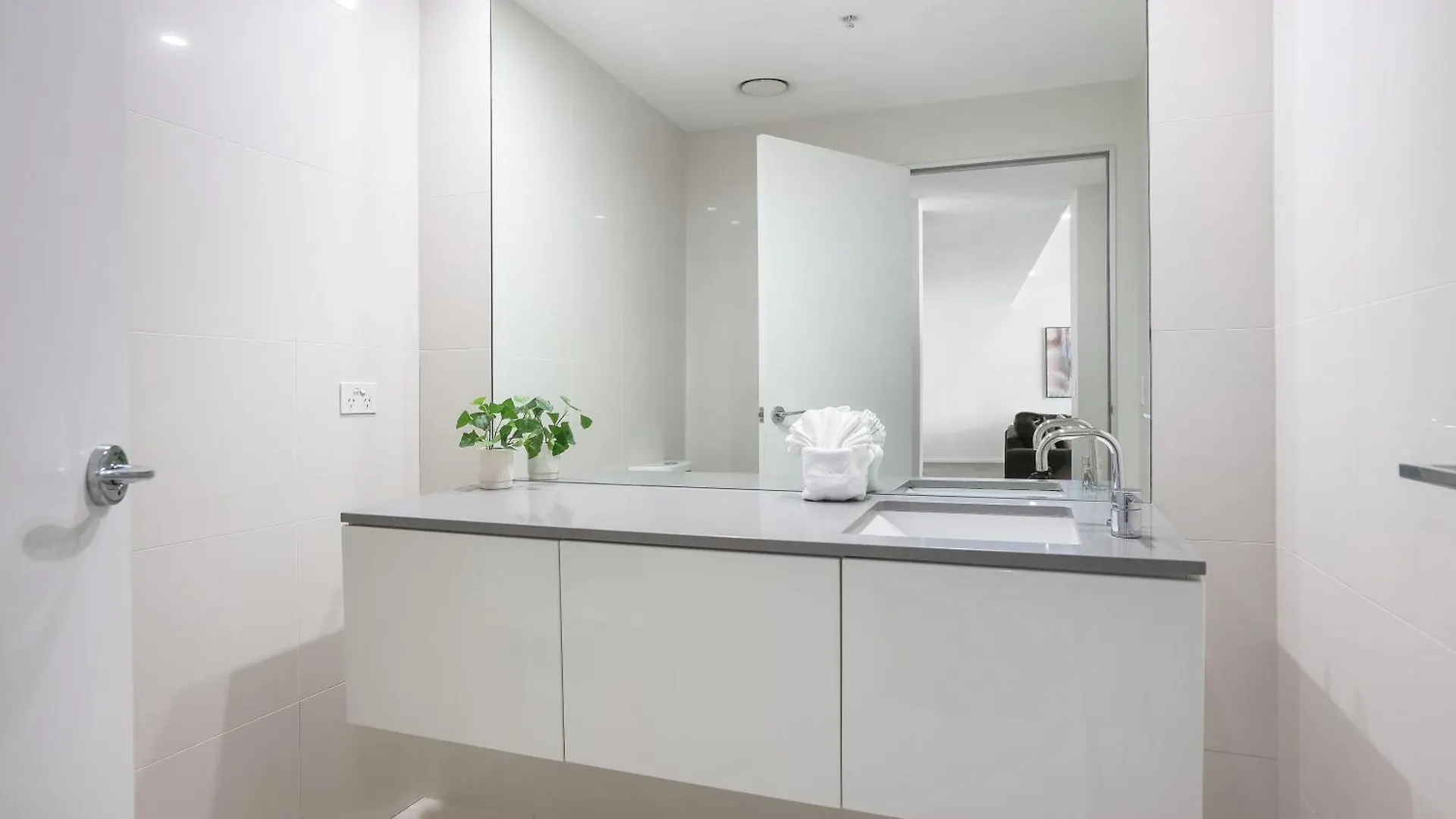 Circle On Cavil Subpenthouse 4Brm Lv52! Ocean View Apartment Gold Coast