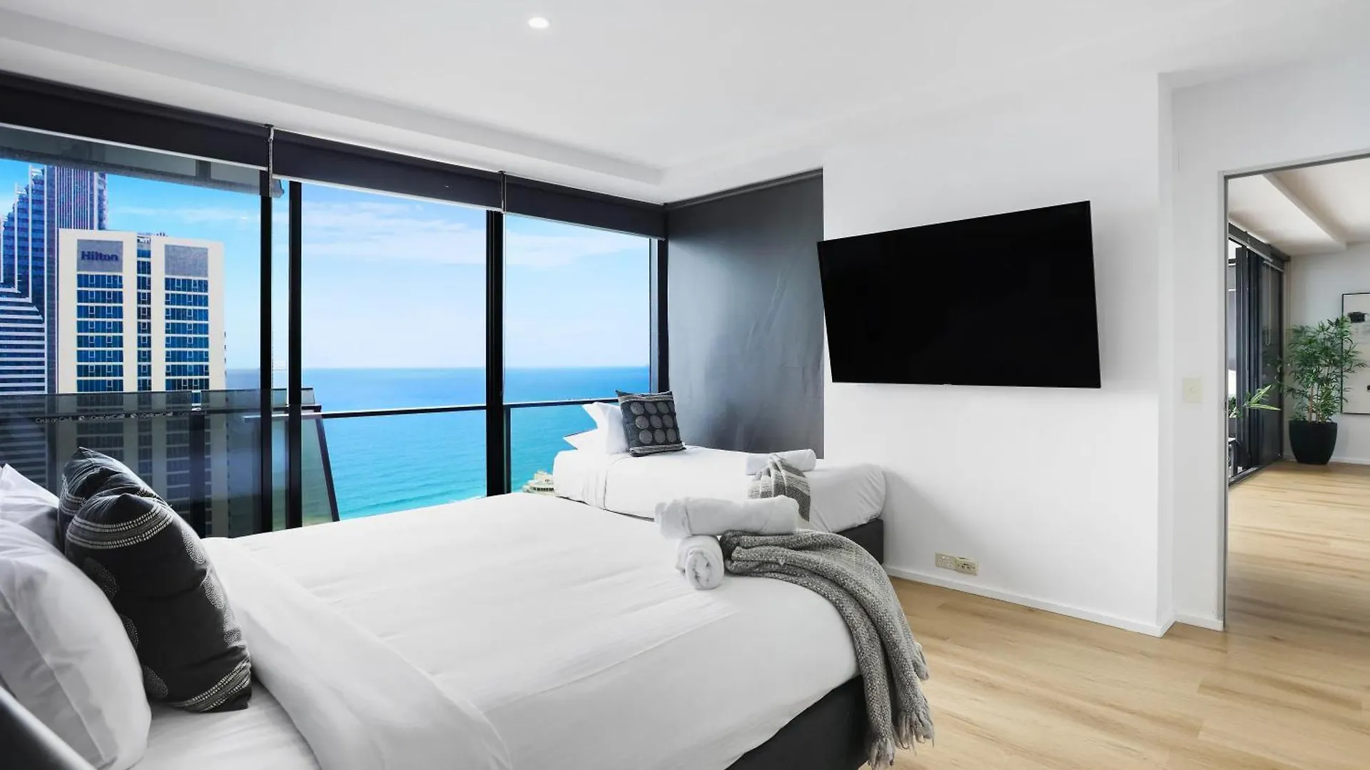 Circle On Cavil Subpenthouse 4Brm Lv52! Ocean View Apartment Gold Coast 0*,